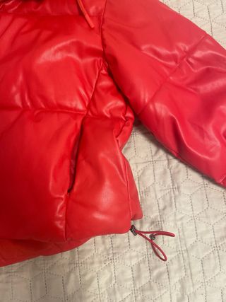 Abrigo Bershka efecto piel con capucha talla M