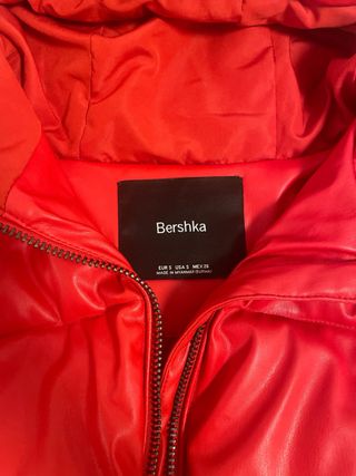 Abrigo Bershka efecto piel con capucha talla M