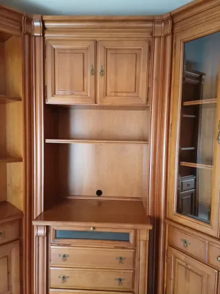 Mueble de salón de madera y cristal