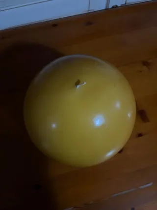 Vela esférica amarilla