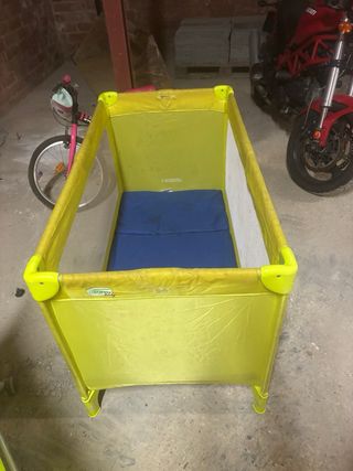 Cuna de viaje azul y amarilla