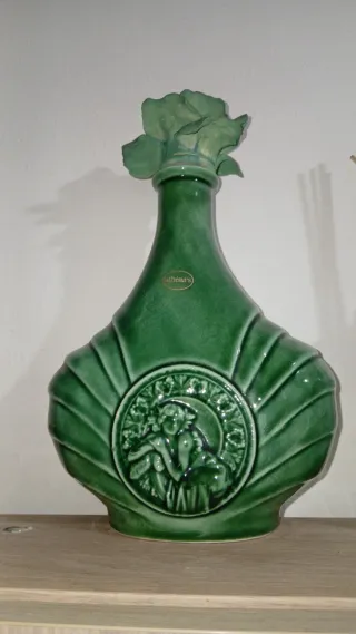 Bottiglia verde decorata con figura