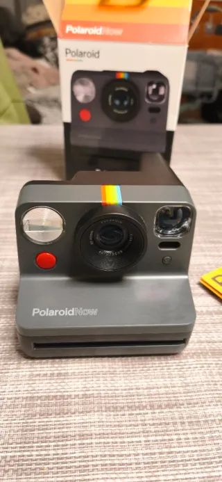Cámara Polaroid Now Gris y Multicolor