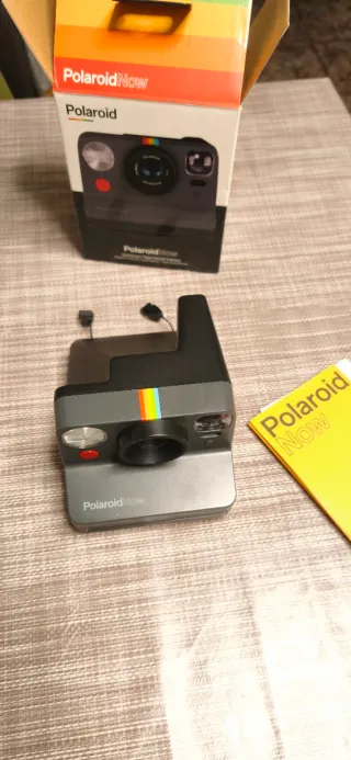 Cámara Polaroid Now Gris y Multicolor
