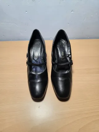 Tacones negros estilo flamenco