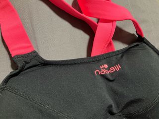 Top deportivo Nabaiji negro, azul y rosa