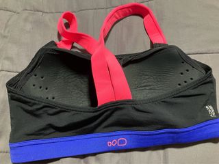 Top deportivo Nabaiji negro, azul y rosa