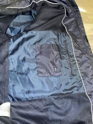 Chaqueta cortavientos BMW azul y blanca