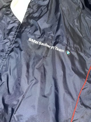 Chaqueta cortavientos BMW azul y blanca
