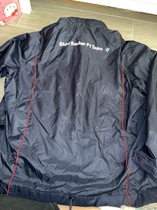 Chaqueta cortavientos BMW azul y blanca