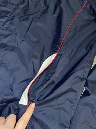 Chaqueta cortavientos BMW azul y blanca