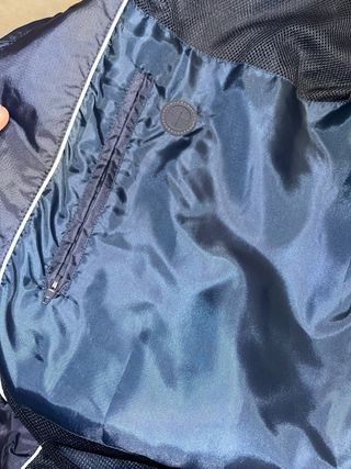 Chaqueta cortavientos BMW azul y blanca