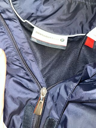 Chaqueta cortavientos BMW azul y blanca