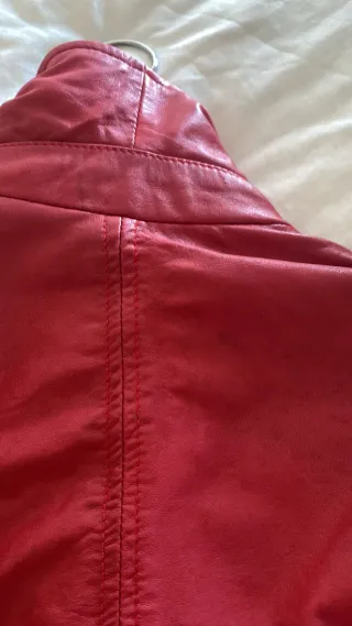 Chaqueta de piel marca Mango roja Talla S