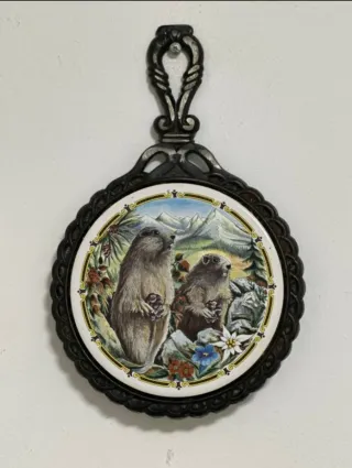 Posaollas de hierro y cerámica con marmotas