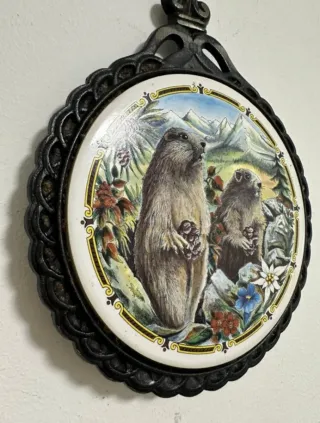 Posaollas de hierro y cerámica con marmotas