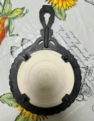 Posaollas de hierro y cerámica con marmotas