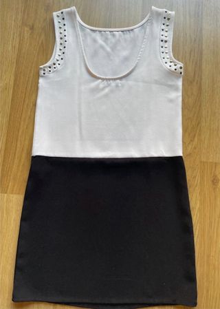 Vestido blanco y negro con tachuelas T.S