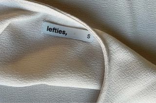 Vestido blanco y negro con tachuelas T.S