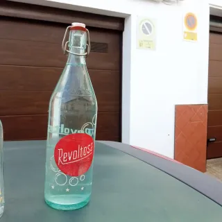 Botella antigua gaseosa Revoltosa