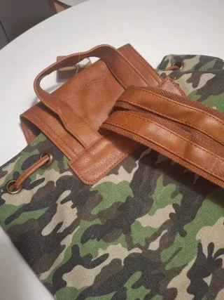 Mochila estilo camuflaje con detalles en piel