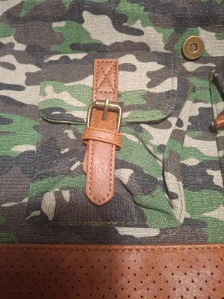 Mochila estilo camuflaje con detalles en piel