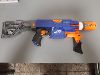 Nerf N-Strike (Ametralladora a pilas)