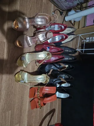 Zapatos de tacón y planos variados