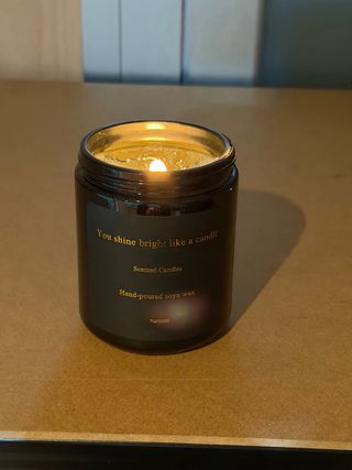 Vela aromática negra con lazo