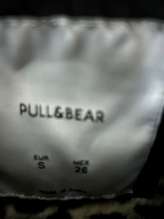 Chaqueta negra con capucha