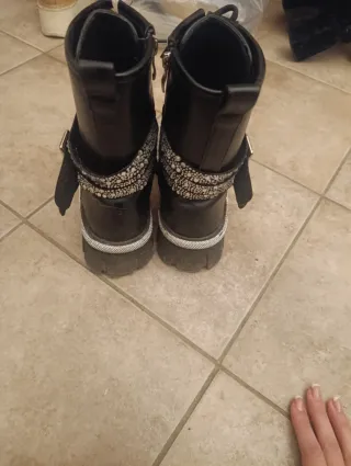 Stivali neri con dettagli argento