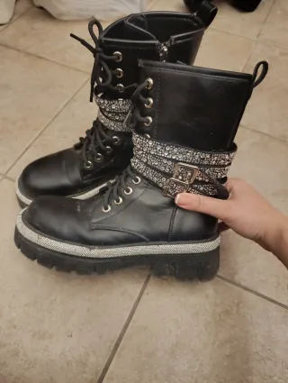 Stivali neri con dettagli argento