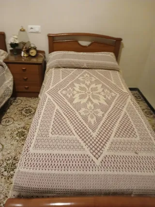 Lote de  mesitas de noche con dos camas de 90