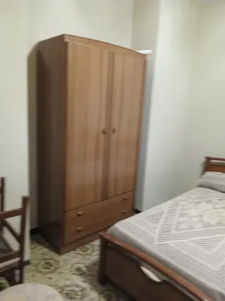 Lote de  mesitas de noche con dos camas de 90