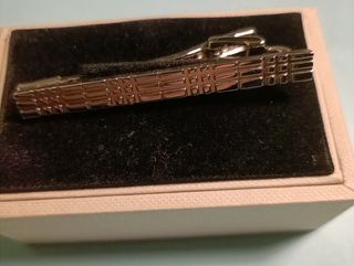Pisacorbatas Burberry Original color plata