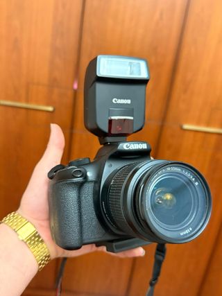 Canon EOS 1300D + Trípode Manfrotto + Flash 220EX.