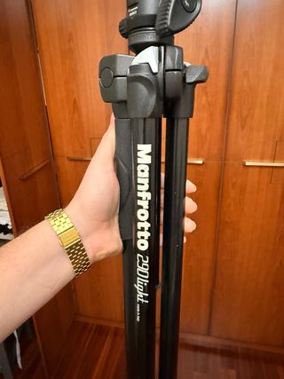 Canon EOS 1300D + Trípode Manfrotto + Flash 220EX.