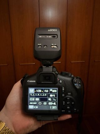 Canon EOS 1300D + Trípode Manfrotto + Flash 220EX.