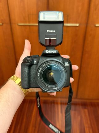 Canon EOS 1300D + Trípode Manfrotto + Flash 220EX.