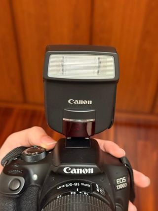 Canon EOS 1300D + Trípode Manfrotto + Flash 220EX.