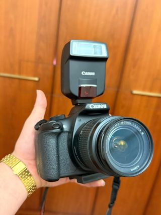 Canon EOS 1300D + Trípode Manfrotto + Flash 220EX.