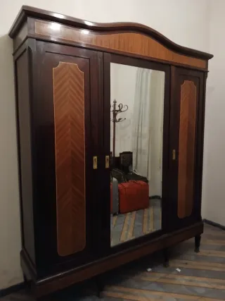 Armario antiguo madera y espejo