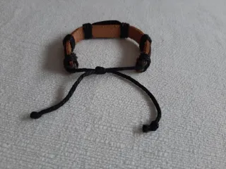 Pulsera de cuero con detalle tribal.
