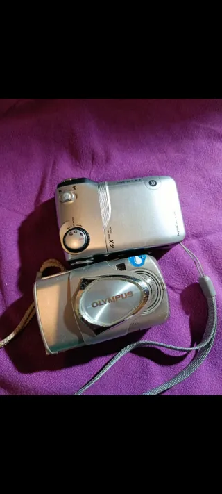Due fotocamere digitali Olympus e Kodak