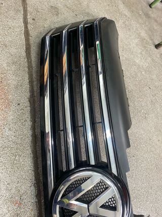 Parrilla frontal Passat B7 con emblema