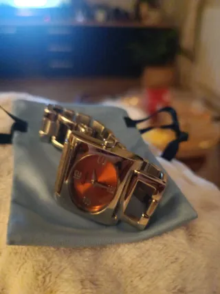 Reloj de chica con esfera naranja