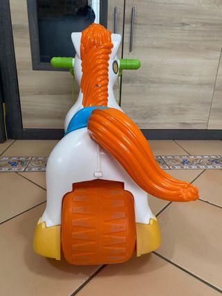 Caballito de juguete blanco y naranja