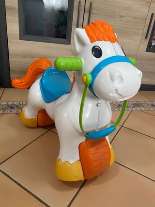 Caballito de juguete blanco y naranja