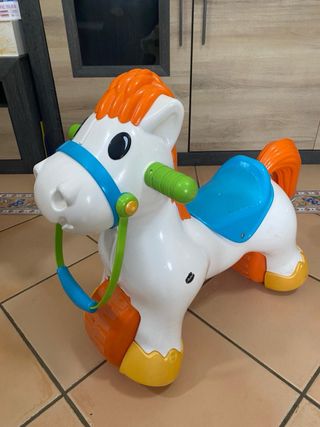 Caballito de juguete blanco y naranja