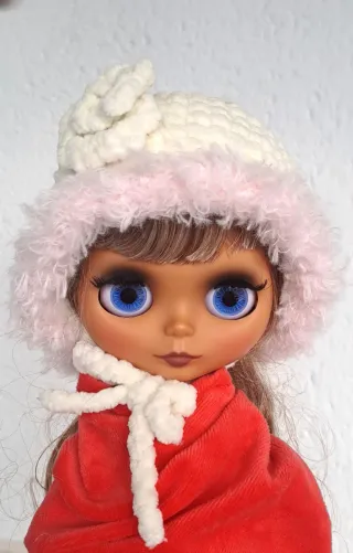 Capucha tejida a mano suavecita flor terciopelo